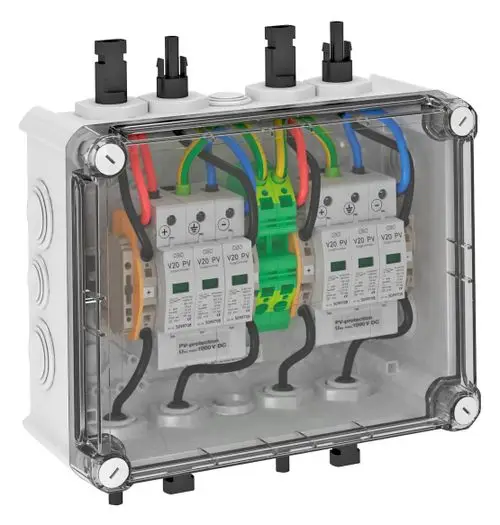 Generatoranschlusskasten von OBO Bettermann mit transparentem Gehäuse und farbigen Kabeln, Schutzvorrichtungen und Anschlüssen für Solaranlagen.