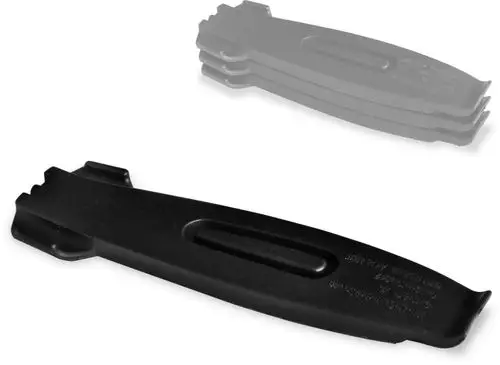 Schwarzes Kunststoffwerkzeug von K2 Systems zum Anbringen oder Lösen von Komponenten, mit flacher und leicht gebogener Form, liegend auf hellem Hintergrund.