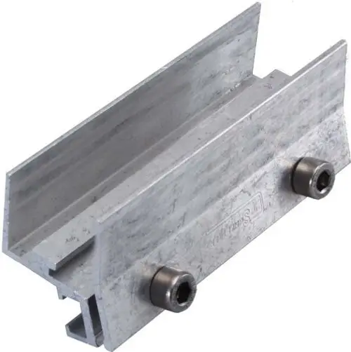 Aluminium-Verbindungselement von Schletter mit zwei anschraubbaren Aufnahmen. Das Teil hat eine schlichte Form und ist für die Montage von Systemkomponenten geeignet.