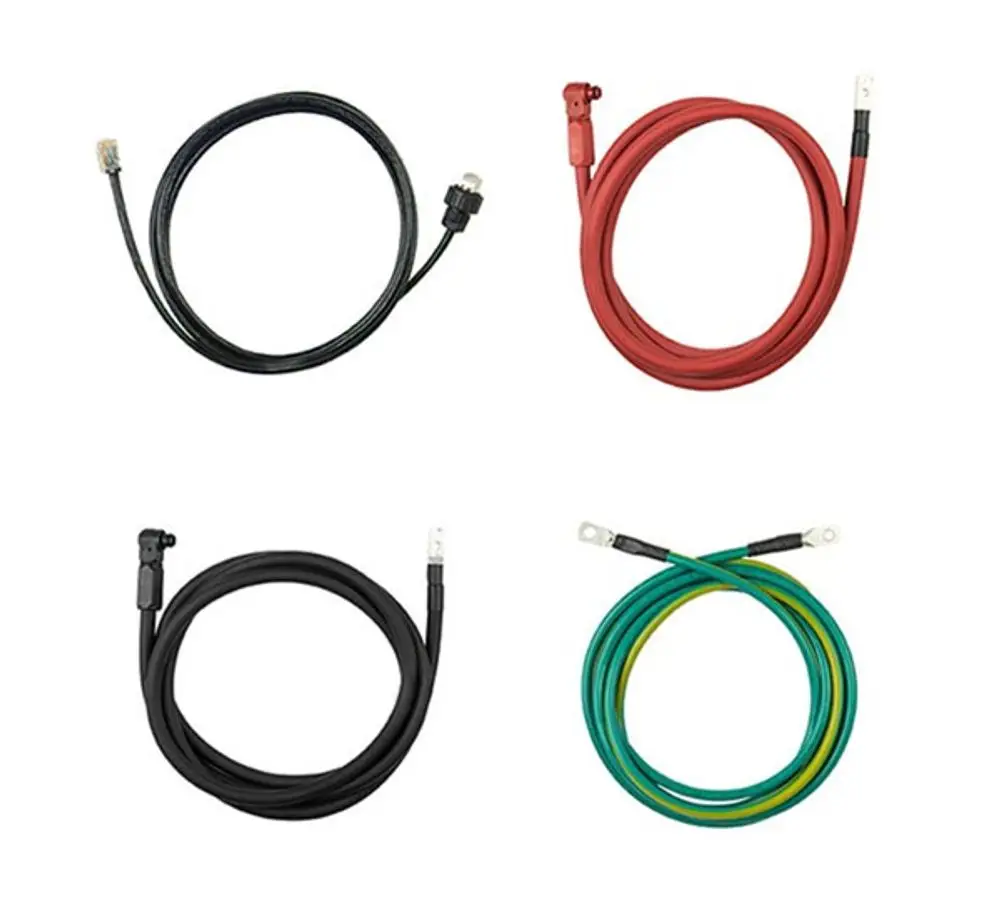 Vier Kabel mit unterschiedlichen Farben und Anschlüssen, passend für SolarEdge Anwendungen. Die Kabel sind in Schwarz, Rot, und einer Kombination aus Grün und Gelb.