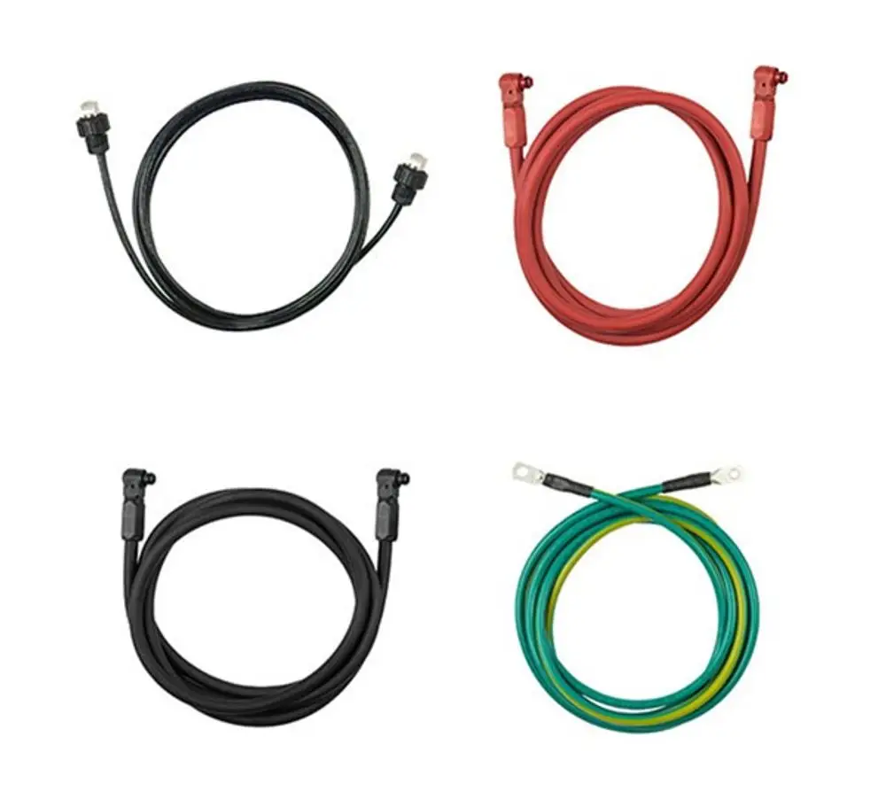 Vier Kabel in unterschiedlichen Farben: ein schwarzes, ein rotes, ein schwarzes mit zwei Enden und ein grün-gelb geflecktes Kabel. Alle Teile sind für die Verbindung von SolarEdge-Systemen.