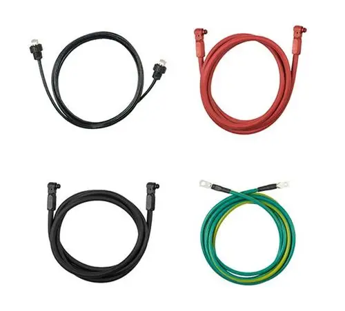 Vier Kabel in unterschiedlichen Farben: ein schwarzes, ein rotes, ein schwarzes mit zwei Enden und ein grün-gelb geflecktes Kabel. Alle Teile sind für die Verbindung von SolarEdge-Systemen.