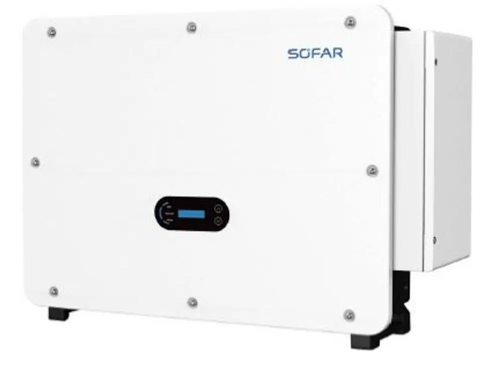 Weißer Wechselrichter von SOFAR solar mit digitalem Anzeigeelement, montiert an einer Wand, ausgestattet mit Bedienelementen und Lüftungsschlitzen.