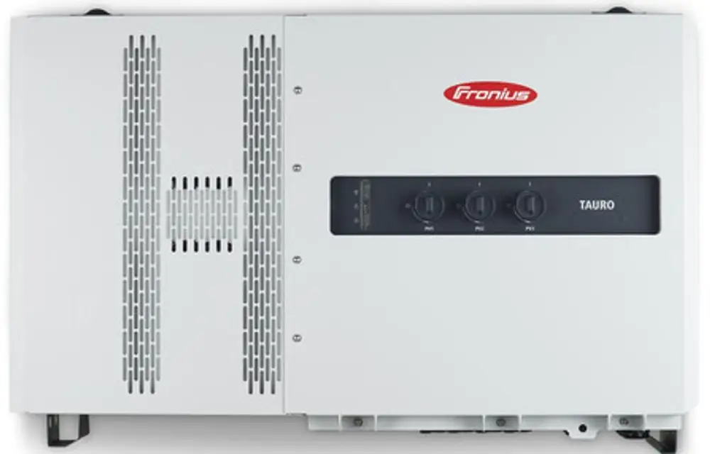 Weißer Fronius-Wechselrichter mit Lüftungsschlitzen und drei Drehknöpfen, platziert auf einem neutralen Untergrund.