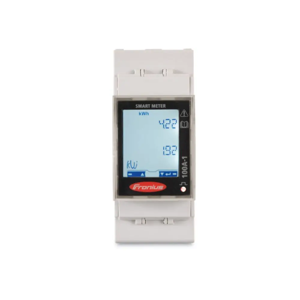 Smart Meter der Marke Fronius mit digitalem Display, zeigt aktuelle Verbrauchsdaten in kWh und kW an. Gerät zur Überwachung des Energieverbrauchs.