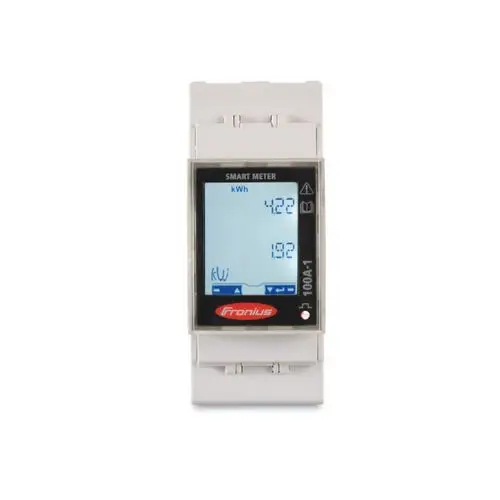 Smart Meter der Marke Fronius mit digitalem Display, zeigt aktuelle Verbrauchsdaten in kWh und kW an. Gerät zur Überwachung des Energieverbrauchs.