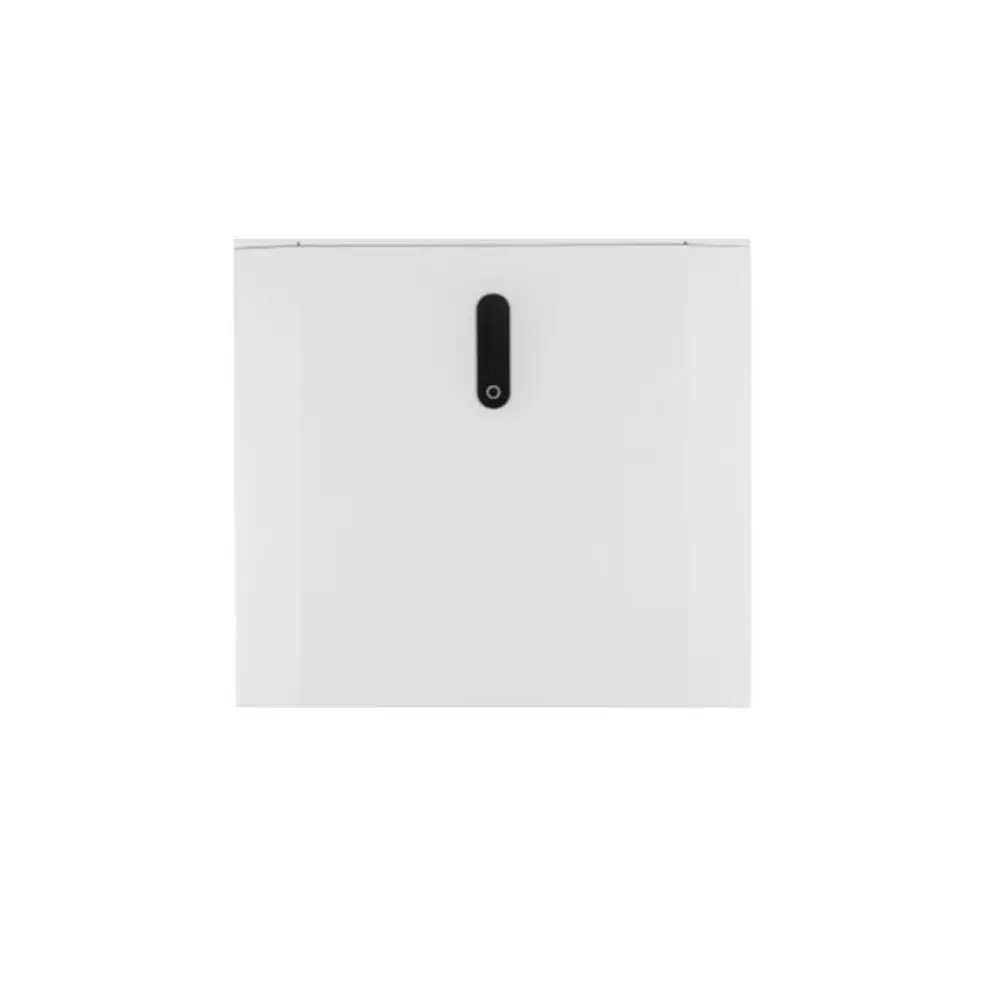 Weißes Batteriemodul von SolarEdge mit schwarzer Bedienungsoberfläche und zentralem Montageschloss. Es ist in einem schlichten, rechteckigen Design gehalten.
