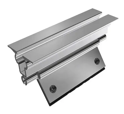 Aluminium-Rack von SL Rack mit trapezförmigem Profil, ausgestattet mit einer beweglichen Klappe und Schrauben zur Befestigung. Edelstahloptik.