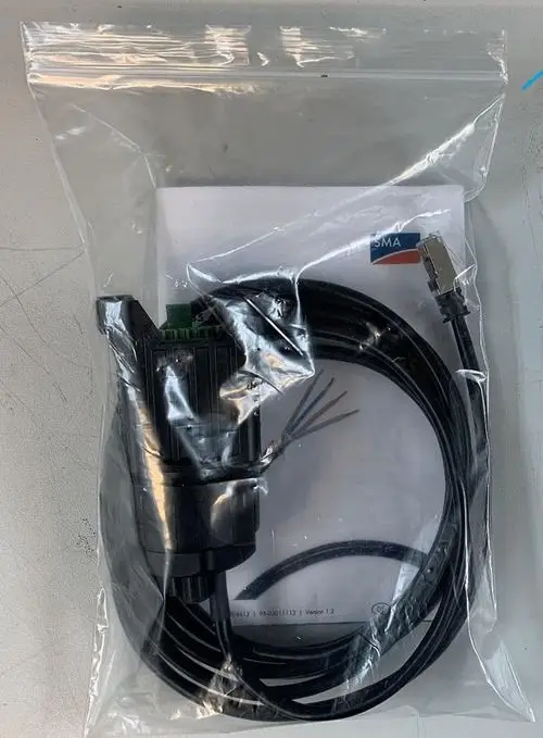Ein Kommunikationskabel in einer Kunststoffverpackung, ausgestattet mit einem Stecker und mehreren Drähten, mit dem Markenlogo "SMA" auf einem beiliegenden Dokument.