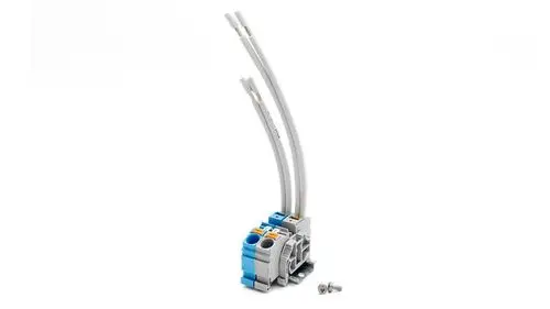 Zwei Kabel verbunden mit einem grauen Gehäuse, das mehrere Anschlüsse aufweist. Das Produkt ist ein DC Verbindungskit von Fronius.