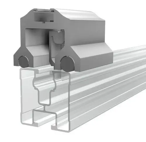 Schneidprofile aus Aluminium mit einem markanten Querschnitt, gefertigt von SL Rack. Das Bild zeigt die detaillierte Struktur und Verbindungselemente der Profile.