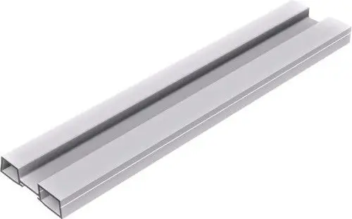 Aluminium-Profil von Schletter, länglich, mit zwei parallelen Schienen auf einer Seite, geeignet zur Verbindung und Stabilisierung von anderen Profilen oder Komponenten.
