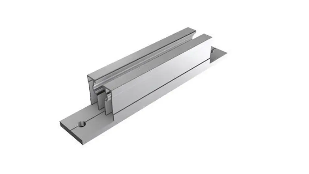 SL Rack Trapezprofil, bestehend aus zwei parallel angeordneten, silbernen Aluminiumleisten, die miteinander verbunden sind und eine Halterung am Ende haben.