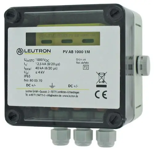 Photovoltaik-Anschlussbox von Leutron mit Display und mehreren Anschlüssen. Hinweise auf Status (grün: ok, rot: defekt) deutlich sichtbar. Schutzart IP65.