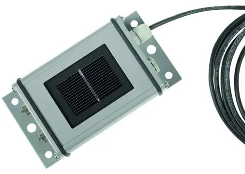 SolarLog SensorBox in einem kompakten Gehäuse mit einer Solarzelle auf der Oberseite und Kabelanschlüssen an der Seite für die Datenübertragung.
