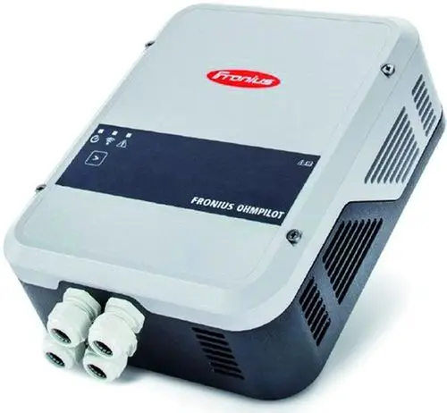 Fronius-Gerät in rechteckiger Form mit zwei Kabelanschlüssen und Statusanzeigen auf der Vorderseite. Gehäuse in zwei Farben, grau und schwarz.