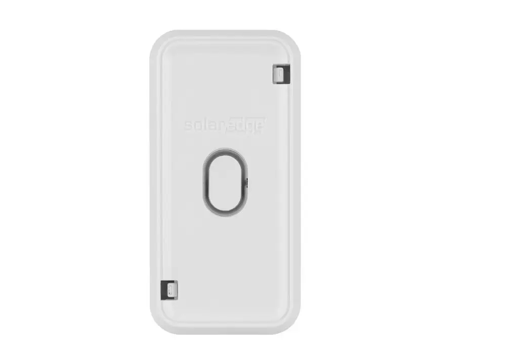 Weißes Gehäuse mit einem runden Bedienelement in der Mitte, beschriftet mit "SolarEdge". Seitliche Anschlüsse sind sichtbar.