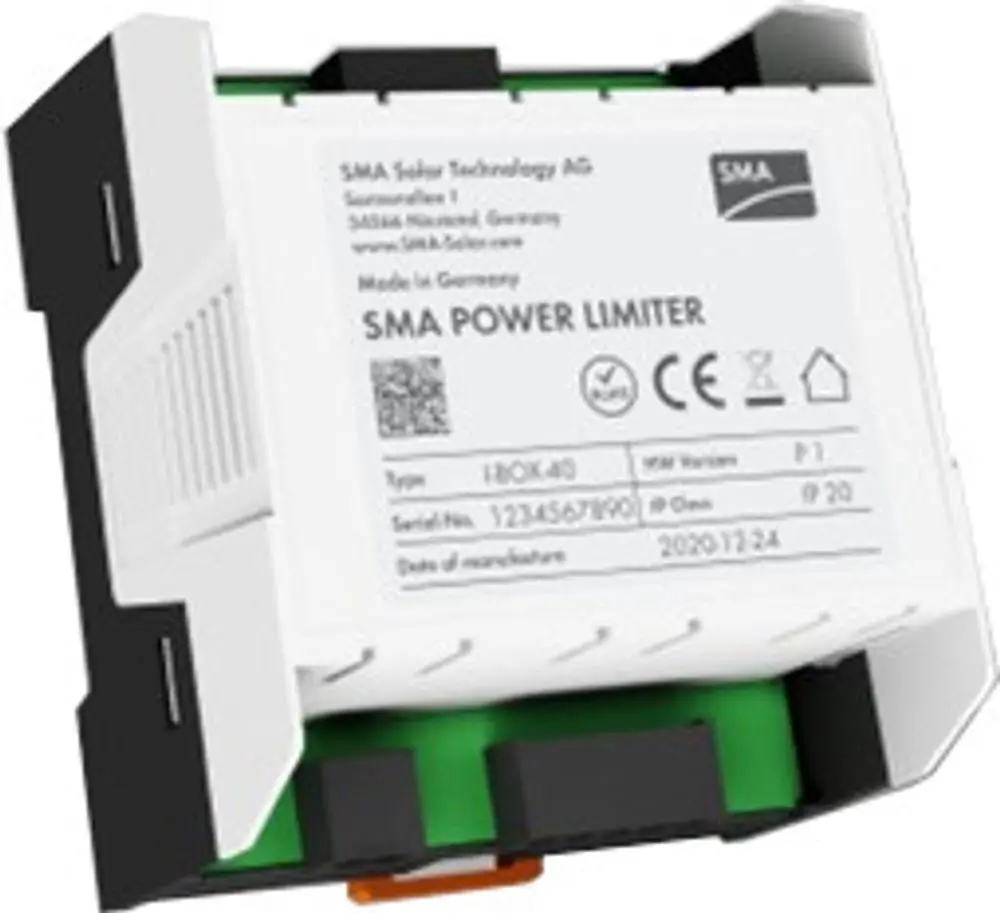 Weißes Gerät mit grünen und orangefarbenen Anschlüssen, darauf die Aufschrift "SMA POWER LIMITER", Seriennummer und QR-Code auf der Rückseite.
