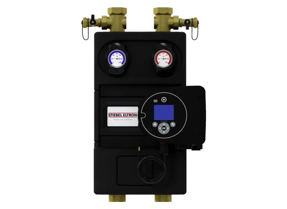 Netzpumpenmodul von Stiebel Eltron mit zwei Manometern, digitalem Anzeigedisplay und mehreren Anschlüssen für hydraulische Anwendungen.