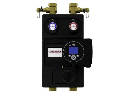 Netzpumpenmodul von Stiebel Eltron mit zwei Manometern, digitalem Anzeigedisplay und mehreren Anschlüssen für hydraulische Anwendungen.