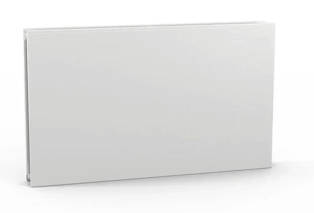 Weißer Kermi-Heizkörper mit glatter Oberfläche, flach gestaltet, vor neutralem Hintergrund.