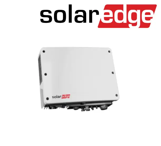 Weißer Solarwechselrichter von SolarEdge mit mehreren Anschlüssen auf der unteren Seite. Gerät ist kompakt und rechteckig ohne sichtbare Maße.