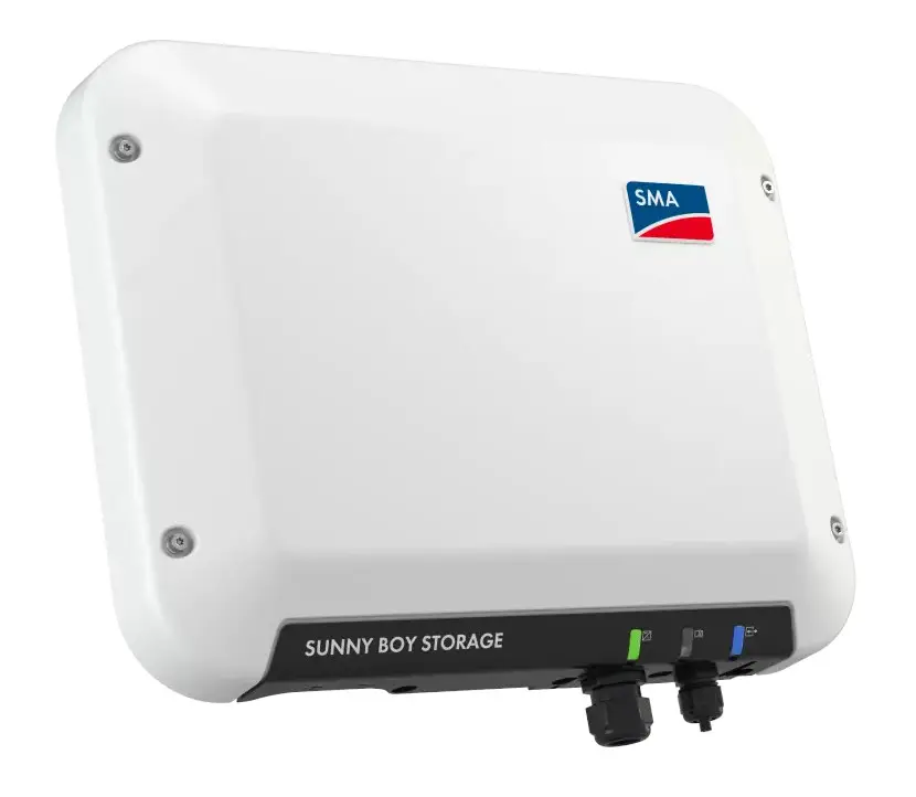 Weißer Batteriespeicher mit der Aufschrift "SUNNY BOY STORAGE" und einem SMA-Logo, ausgestattet mit zwei Anschlussbuchsen an der unteren Seite.