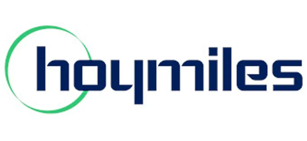 Logo der Marke Hoymiles in blauer Schrift mit einem grünen Halbkreis, das den Firmennamen umrahmt. Der Schriftzug erscheint modern und klar strukturiert.