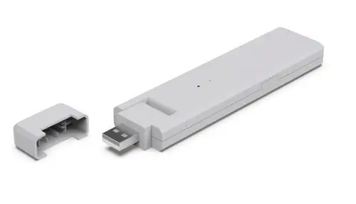 Weißes USB-Gateway von Hoymiles mit abnehmbarer Abdeckung, für die Verbindung von bis zu vier Modulen, geeignet für drahtlose Datenübertragung.