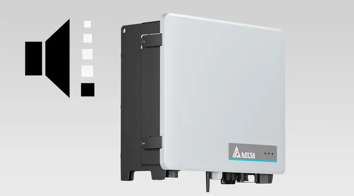 Weißes Gerät von Delta mit abgerundeten Ecken, angeschlossen mit Kabeln. Auf der Vorderseite befinden sich Status-LEDs und ein Logoplatte. Lautstärkesymbol links im Bild.