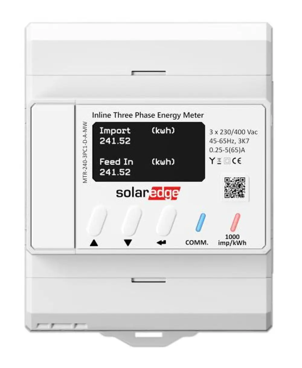 Energiezähler von SolarEdge mit digitaler Anzeige für Import- und Einspeisewerte, ausgestattet mit Tasten zur Navigation und einem QR-Code.