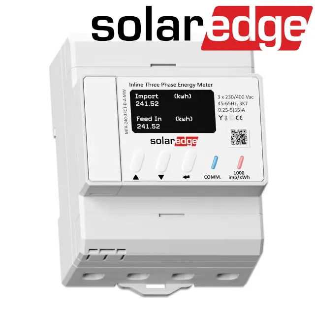 Energiezähler von SolarEdge mit Display für Import- und Einspeisewerte in kWh. Gerät für dreiphasige Energieabrechnung mit Tasten zur Bedienung.
