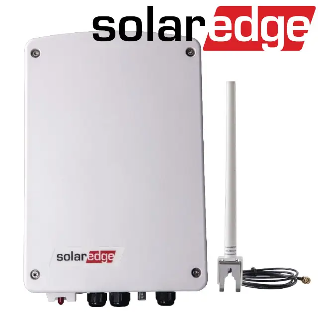 Weiße Box mit Anschlüssen und Antenne, markiert mit „SolarEdge“. Das Produkt scheint für die Steuerung oder Überwachung von Systemen entwickelt zu sein.