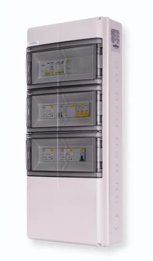 Weißes Gehäuse mit drei transparenten Klappen, das mehrere elektrische Schaltgeräte von Enwitec zeigt. Die Geräte verfügen über verschiedene Anschlussoptionen und Beschriftungen.
