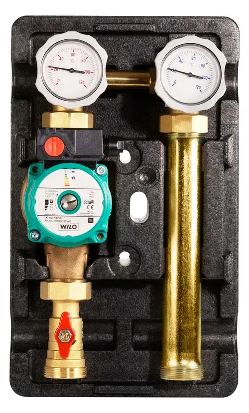 Warmwassermodul mit Druck- und Temperaturanzeigen, einem integrierten Pumpensystem von Wilo, montiert auf einer Trägerplatte. Ideal für Heizungs- und Warmwasseranwendungen.