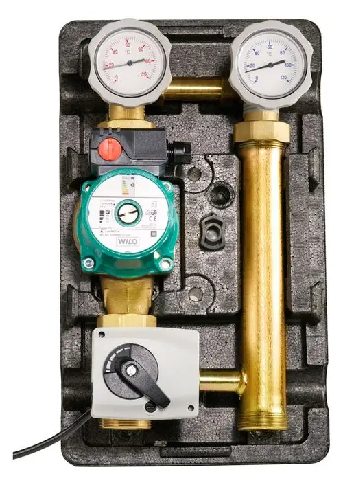 Modul mit Messgeräten zur Temperatur- und Drucküberwachung, Pumpe und Steuergerät, montiert auf einer grauen Trägerplatte, hergestellt von Dimplex.