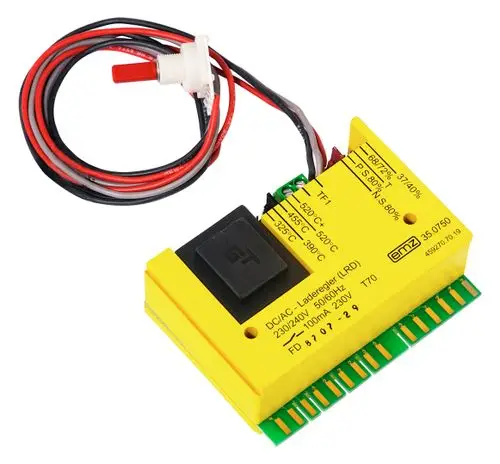 Elektronischer Duo-Laderegler von Dimplex mit Anschlussleitungen und Schalter. Auf dem Gerät sind Temperatur- und Leistungsangaben sichtbar.
