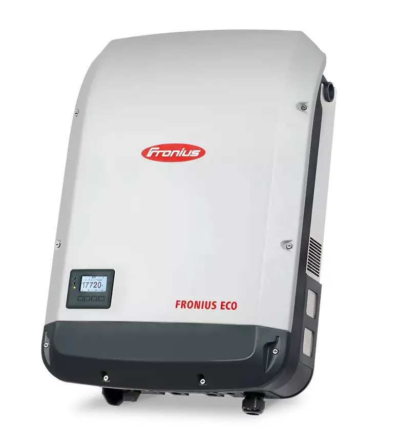Weißer Wechselrichter von Fronius mit einem digitalen Display und einem robusten Gehäuse. Das Produkt ist für die Wandmontage konzipiert und hat eine schlichte, funktionale Form.