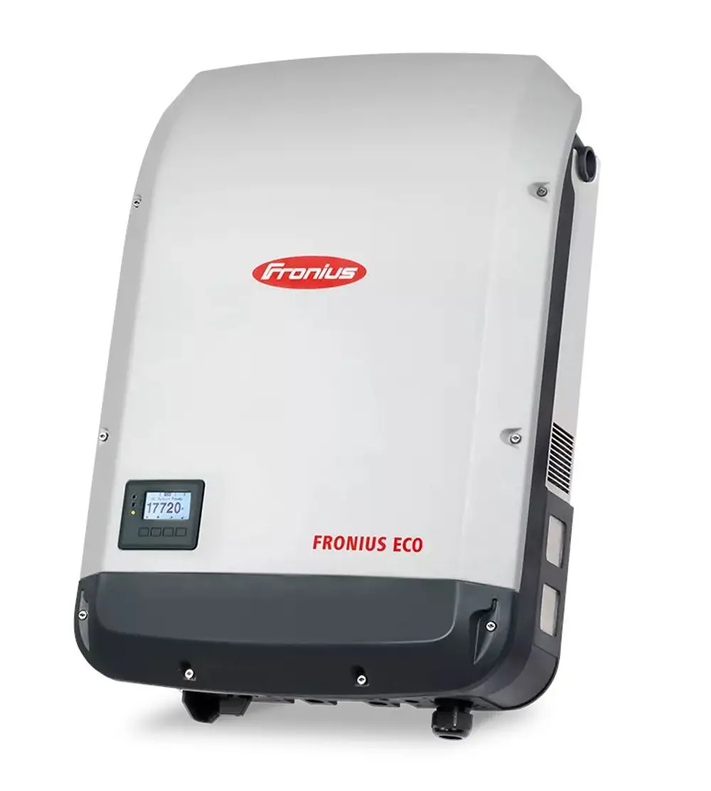 Weißer Wechselrichter von Fronius mit einem digitalen Display und einem robusten Gehäuse. Das Produkt ist für die Wandmontage konzipiert und hat eine schlichte, funktionale Form.