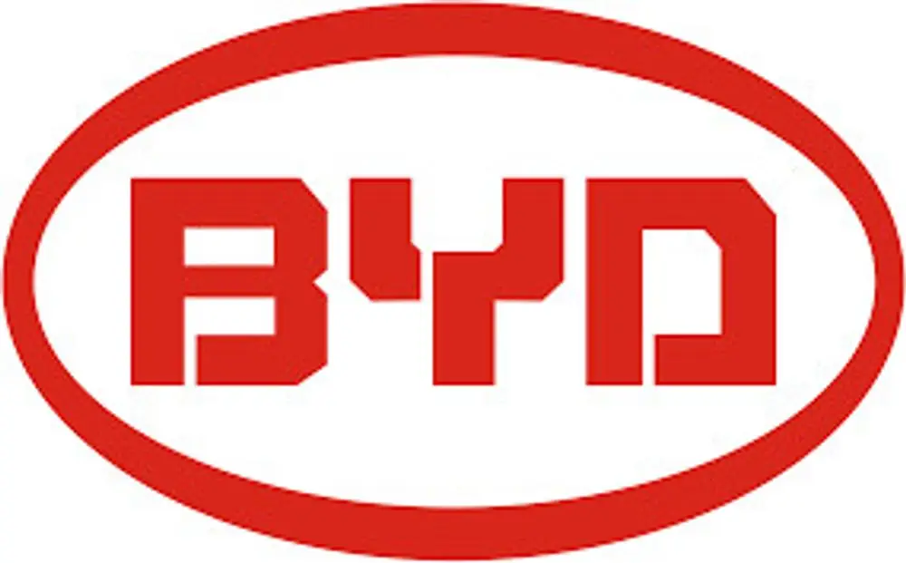 Logo von BYD in roter Schrift mit ovaler Umrandung, das aus den Buchstaben "B", "Y" und "D" besteht.