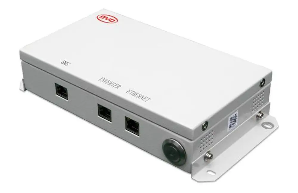 Weißes Gehäuse mit mehreren Anschlüssen für Ethernet und Inverter, gekennzeichnet mit dem Logo der Marke BYD. Gerät zum Anschluss an ein Energiesystem.