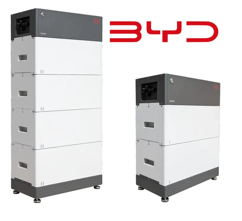 Vertikaler Energiespeicher in Weiß und Grau von BYD, bestehend aus mehreren Modulen, die stapelbar sind. Anschlüsse an der oberen Seite sichtbar.