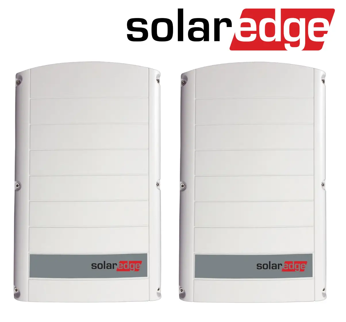 Zwei SolarEdge Wechselrichter in Weiß, nebeneinander angeordnet, mit grauer Unterseite und der Marke "SolarEdge" auf den Fronten sichtbar.