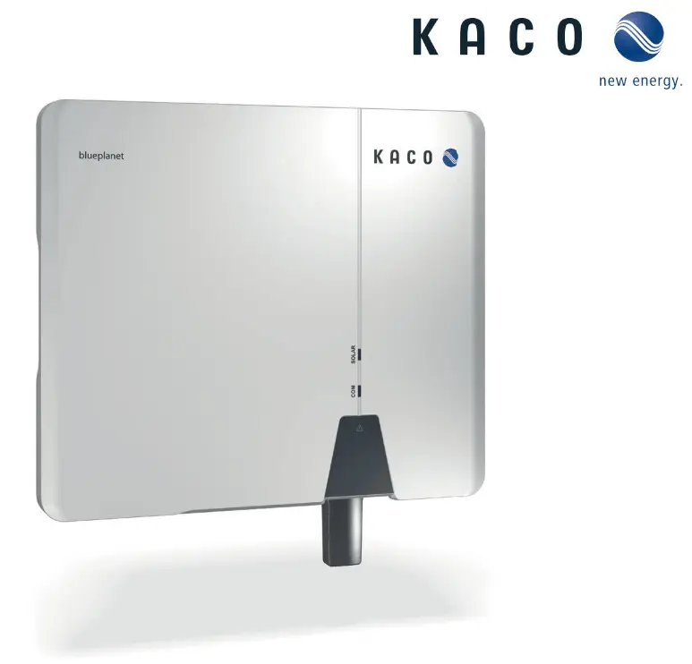Weißer Wechselrichter von KACO mit schmalem Design und integriertem Anschluss für Solaranlagen. Sichtbare Statusanzeigen auf der Vorderseite.