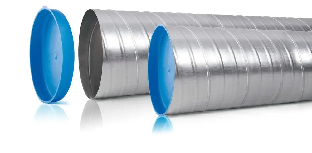 Verzinktes Wickelfalzrohr in Silber, montiert mit blauen Endkappen, für Heizungsanwendungen, präsentiert auf weißem Hintergrund.