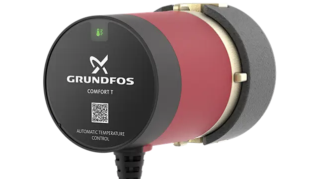 Zirkulationspumpe von Grundfos mit runder Gehäuseform, elektrischem Anschluss, Temperaturanzeige und QR-Code.