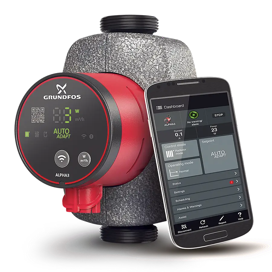 Umwälzpumpe von Grundfos mit digitalem Display, aktueller Leistungsanzeige und App-Kontrolle, installiert in einem Rohrsystem.