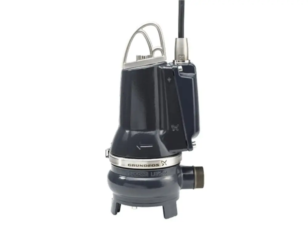 Tauchmotorpumpe von Grundfos mit einem kompakten design und einem Anschluss an der Unterseite zur Abwasserförderung. Kabel zur Stromversorgung an der Oberseite sichtbar.