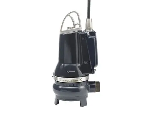Tauchmotorpumpe von Grundfos mit einem kompakten design und einem Anschluss an der Unterseite zur Abwasserförderung. Kabel zur Stromversorgung an der Oberseite sichtbar.