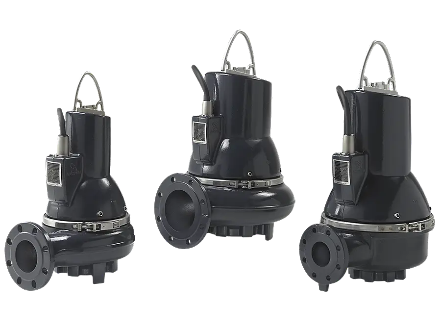 Drei schwarze Tauchmotorpumpen von Grundfos mit unterschiedlichen Anschlüssen und Kabeln, zur Verwendung in verschiedenen Anwendungen zur Wasserförderung.